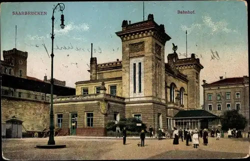 Ak Saarbrücken im Saarland, Blick auf den Bahnhof, Straßenseite