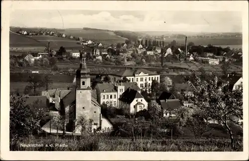 Ak Neukirchen an der Pleiße, Blick auf den Ort, Kirche, Felder, Schornstein