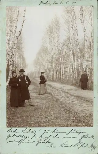 Foto Ak Berlin, Menschen im Park, Ehepaar, Allee, Spaziergang