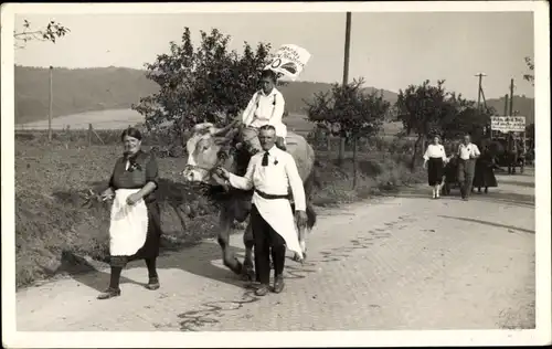 Foto Ak Buttstädt in Thüringen, Kind auf Kuh reitend, Eltern