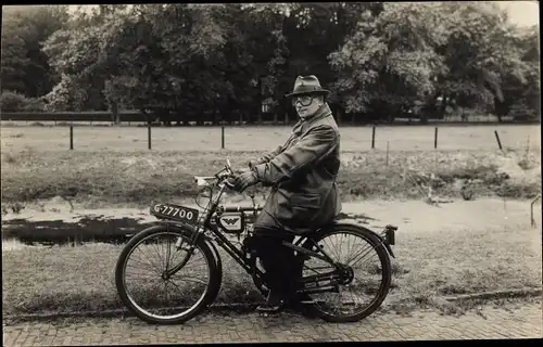 Foto Ak Mann fährt Rad, Fahrrad G-77700, Waldpartie