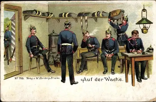 Ak Deutsche Soldaten auf der Wache, Tisch, Sitzbank, Rucksäcke