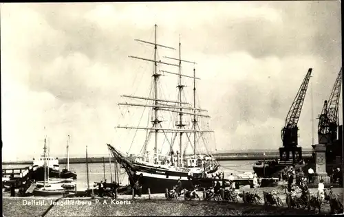 Ak Delfzijl Groningen, Jeugdherberg P. A. Koerts, Jugendherberge, Kräne, Segelschiff