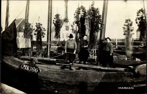 Ak Marken Nordholland, Schiff MK166, drei junge Männer