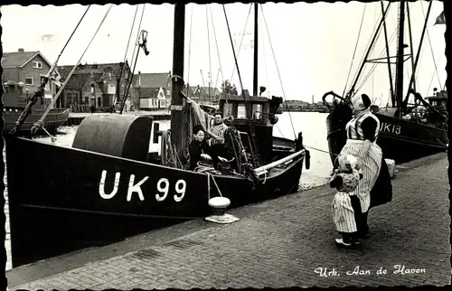 Ak Urk Flevoland Niederlande, Aan de Haven, Frau in Tracht