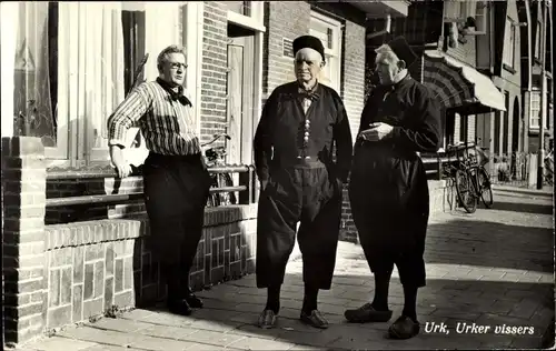 Ak Urk Flevoland Niederlande, Urker vissers, Fischer in Trachten