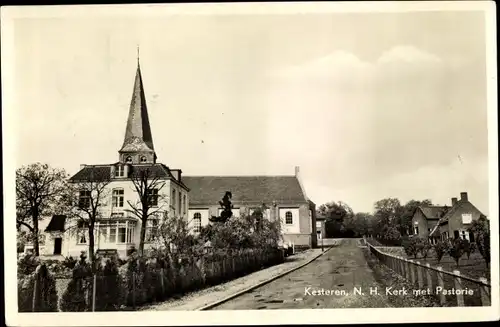 Ak Kesteren Gelderland, N. H. Kerk met Pastorie, Kirche, Ortansicht