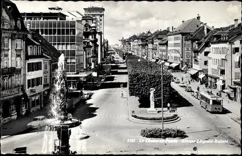 Ak La Chaux de Fonds Kanton Neuenburg, Avenue Leopold-Robert, Straßenbahn, Gebäude