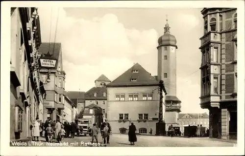 Ak Weida in Thüringen, Partie auf dem Neumarkt mit Rathaus, Hotel Goldener Ring