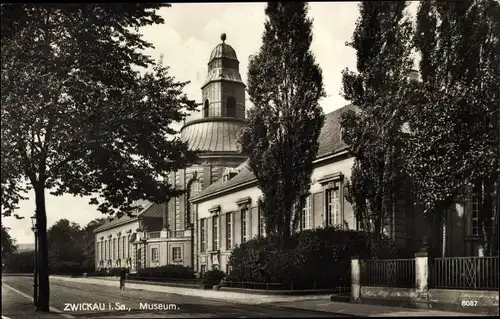 Ak Zwickau in Sachsen, Blick zum Museum, Straßenseite