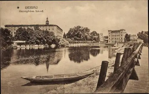 Ak Dessau in Sachsen Anhalt, Herzogl. Schloss und Mühle von der Mulde aus gesehen
