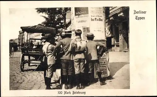 Ak Berliner Typen, 100 Mark Belohnung, Kinder lesen von einer Litfaßsäule