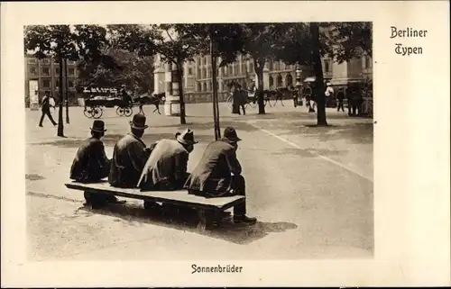 Ak Berliner Typen, Sonnenbrüder, Männer sitzen auf einer Holzbank