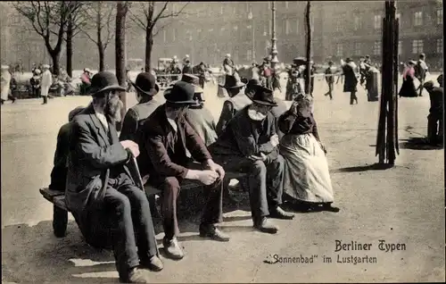 Ak Berlin Mitte, Lustgarten, Berliner Typen, Sonnenbad im Lustgarten, Männer mit Melone