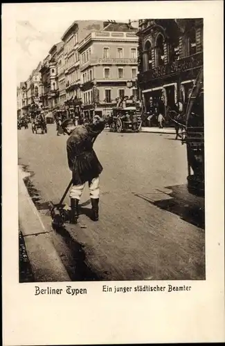 Ak Berlin Mitte, Berliner Typen, Ein junger städtischer Beamter, Straßenreinigung, Friedrichstraße