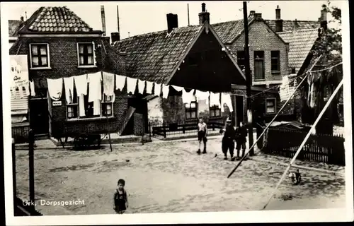 Ak Urk Flevoland Niederlande, Straßenpartie im Ort, Wäscheleine