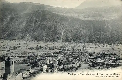 Ak Martigny Kanton Wallis, Vue generale et Tour de la Barriaz, Bergansicht, Ort, Schlossruine