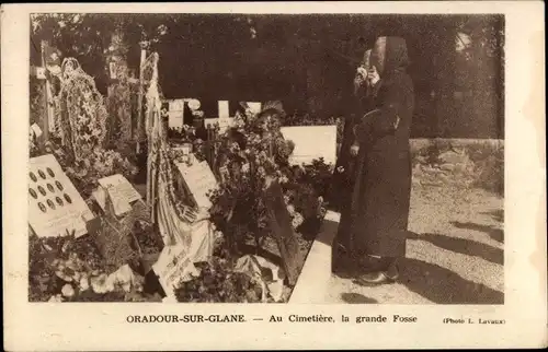 Ak Oradour sur Glane Haute Vienne, Au Cimetiere, la grande Fosse, Frauen am Grab, Friedhof