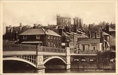 Ak Windsor Berkshire England, Bridge, Ortsansicht mit Schloss im Hintergrund