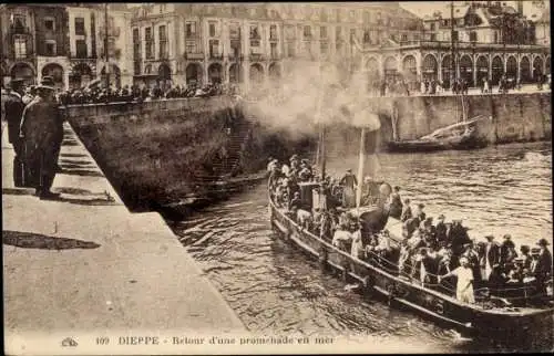 Ak Dieppe Seine Maritime, Retour d'une promenade en mer, Schiff mit Passagieren fährt ein