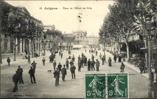 Ak Avignon Vaucluse, Place de l'Hotel de Ville, Passanten