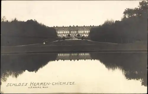 Foto Ak Herrenchiemsee Chiemsee Oberbayern, Blick auf das Schloss vom Kanal aus