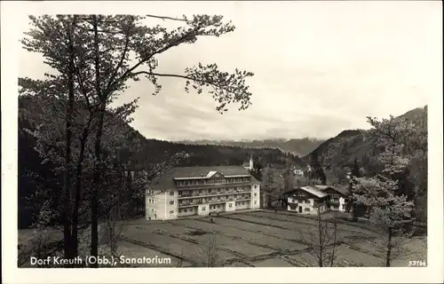 Ak Dorf Kreuth am Tegernsee Oberbayern, Teilansicht, Sanatorium