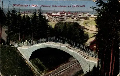 Ak Mühlhausen in Thüringen, Stadtpark, Fusswegbrücke mit Stadtansicht