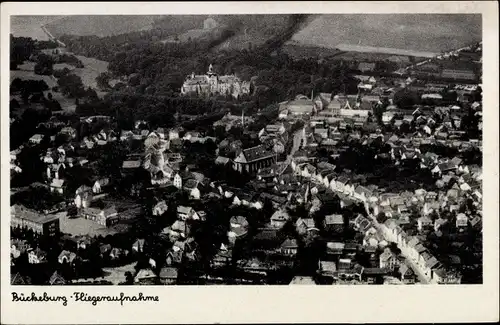 Ak Bückeburg Kreis Schaumburg Niedersachsen, Fliegeraufnahme der Stadt, Panorama