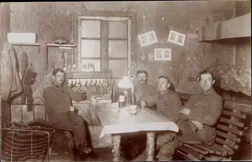 Foto Ak Männer in Uniformen am Tisch, Zigarette, Alkohol, Bett, Fenster