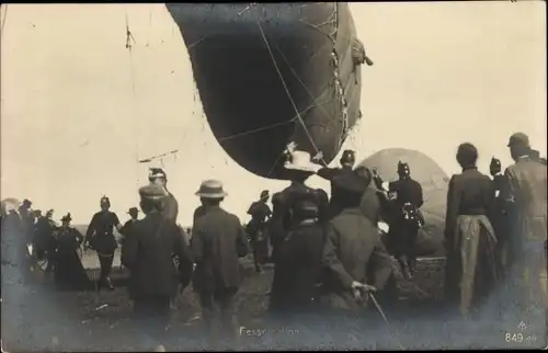 Foto Ak Militärischer Fesselballon, Soldaten, Zuschauer