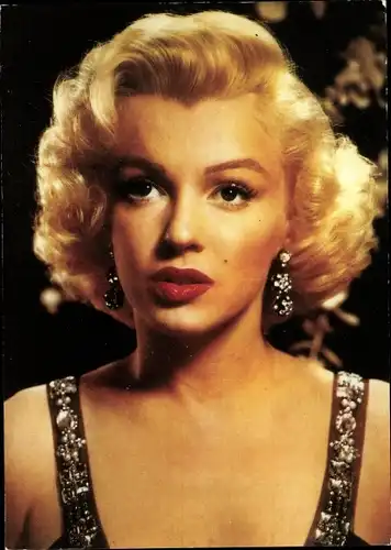 Ak Schauspielerin Marilyn Monroe, Portrait, perlenbesticktes Kleid, Ohrschmuck