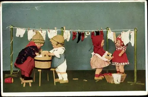 Ak Puppen, Kinder machen Wäsche, Wäscheleine