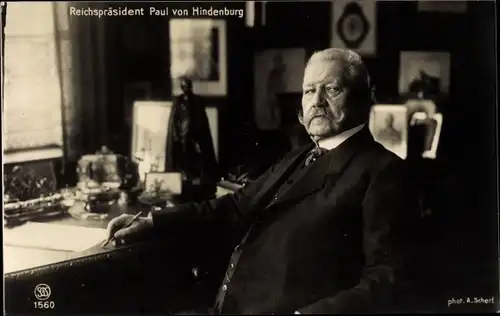 Ak Reichspräsident Paul von Hindenburg, Portrait Am Schreibtisch