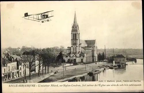 Ak Sablé sur Sarthe, L'Aviateur Allard, sur Biplan Caudron, l'Eglise, Flugzeug