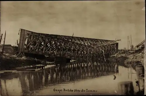 Foto Ak Gesprengte Brücke über Somme, I. WK