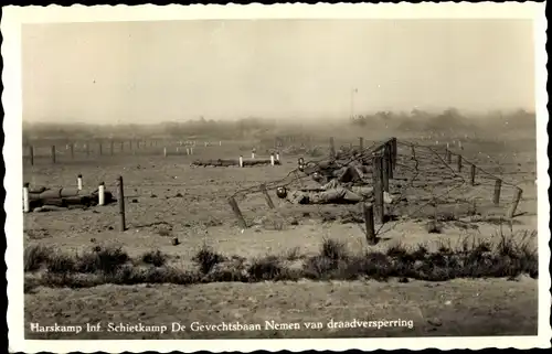 Ak Harskamp Gelderland, Harskamp Inf. Schietkamp de Gevechtsbaan Nemen van draadversperring