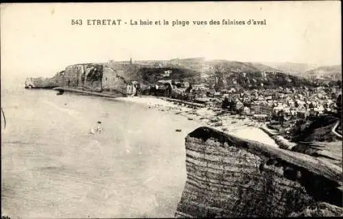 Ak Étretat Seine Maritime, La baie et la plage vues des falaises d'aval