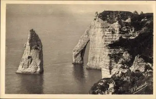 Ak Étretat Seine Maritime, L'Aiguille et la falaise d'aval