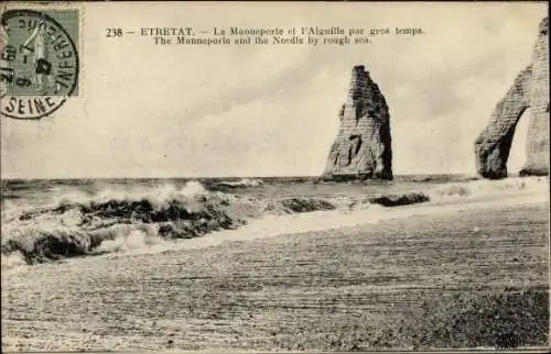 Ak Étretat Seine Maritime, La Manneporte et l'Aiguille par gros temps