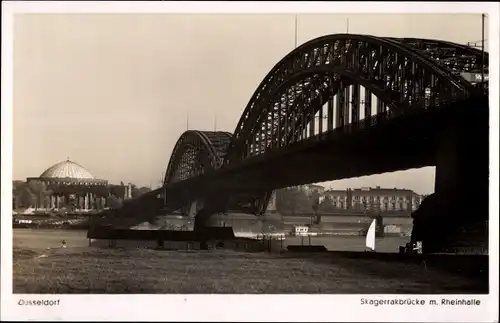 Ak Düsseldorf am Rhein, Skagerrakbrücke mit Rheinhalle