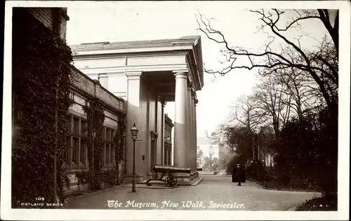 Ak Leicester East Midlands England, The Museum, New Walk