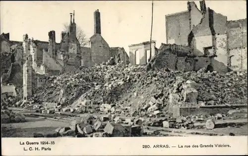 Ak Arras Pas de Calais, La rue des Grands Viéziers, La Guerre 1914-1915