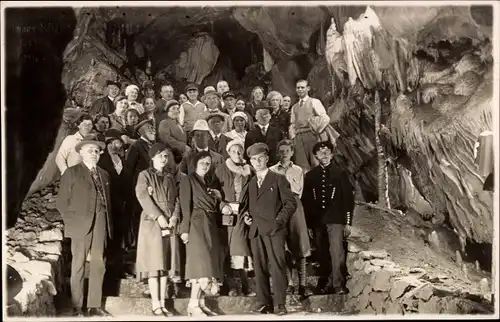 Foto Ak Rübeland Oberharz am Brocken, Hermannshöhle, Gruppenbild Besucher