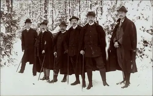 Foto Ak Dresden, Gruppenbild Männer, Wald, Schnee