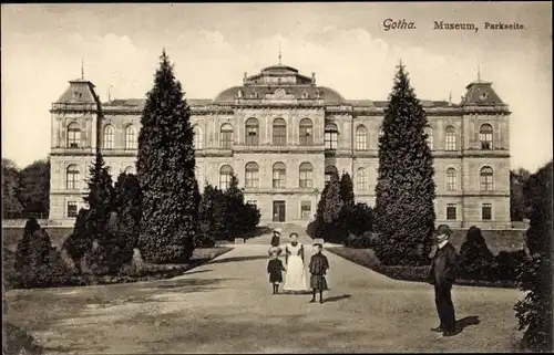 Ak Gotha in Thüringen, Museum, Parkseite, Besucher