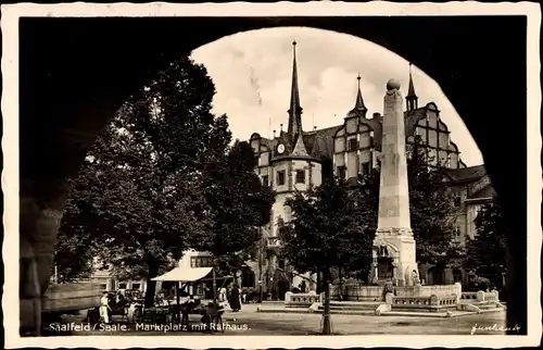 Ak Saalfeld an der Saale Thüringen, Blick durch Torbogen auf Marktplatz mit Rathaus, Denkmal