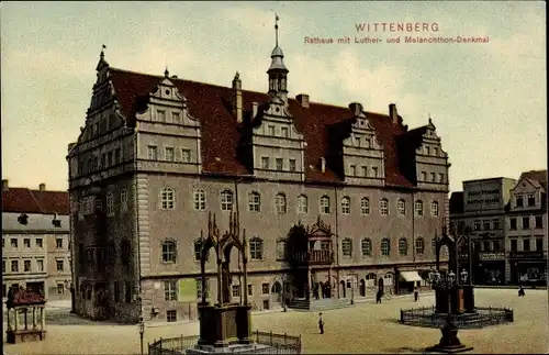 Ak Lutherstadt Wittenberg, Rathaus mit Luther- und Melanchthon-Denkmal