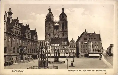 Ak Lutherstadt Wittenberg, Marktplatz mit Rathaus und Stadtkirche, Denkmäler