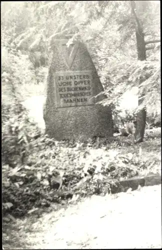 Foto Ak Hartmannsdorf bei Eisenberg Thüringen, Gedenkstein Opfer des Buchenwald Todesmarsches